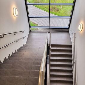 Treppenaufgang mit beidseitigem Geländer in Sportstätte